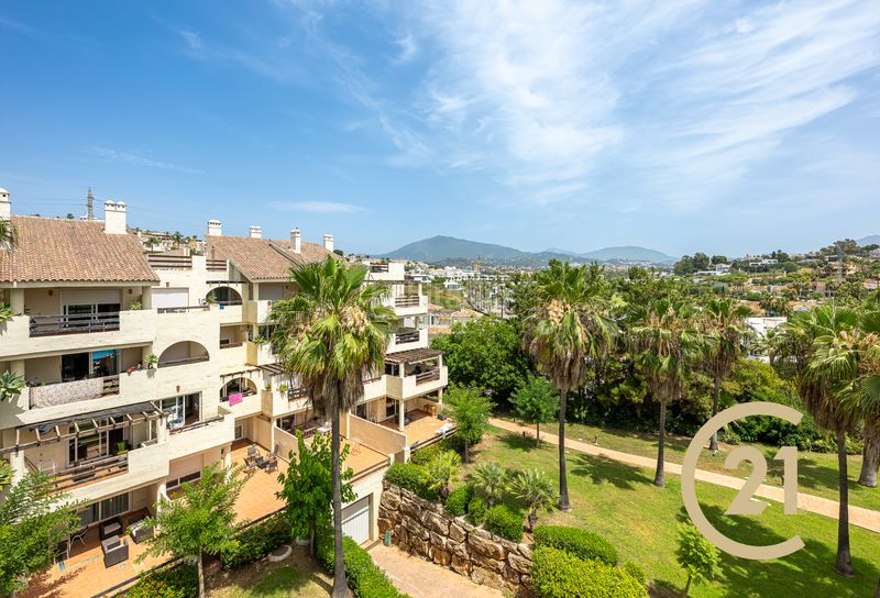 Foto a5851eb8-c326-47d9-9b04-71d3a8485f61. Edifici a calle caserío 4 a Paraiso - Barronal Estepona