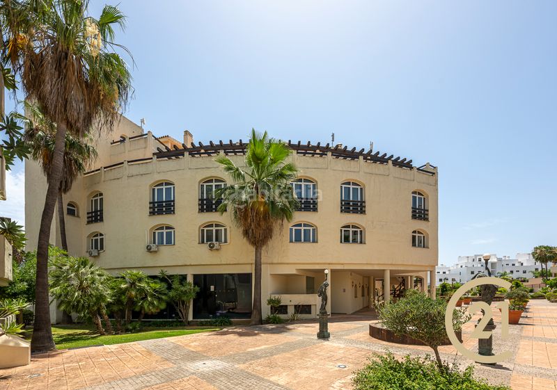 Foto a82988f9-4606-48cc-a0a1-796005a0cc6f. Edifici a calle caserío 4 a Paraiso - Barronal Estepona