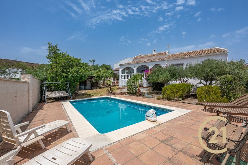 Foto af5f4579-fd5b-4497-96d9-d33d9a0c62d4. Casa amb xemeneia aparcament piscina a Torreguadiaro-San Diego Sotogrande