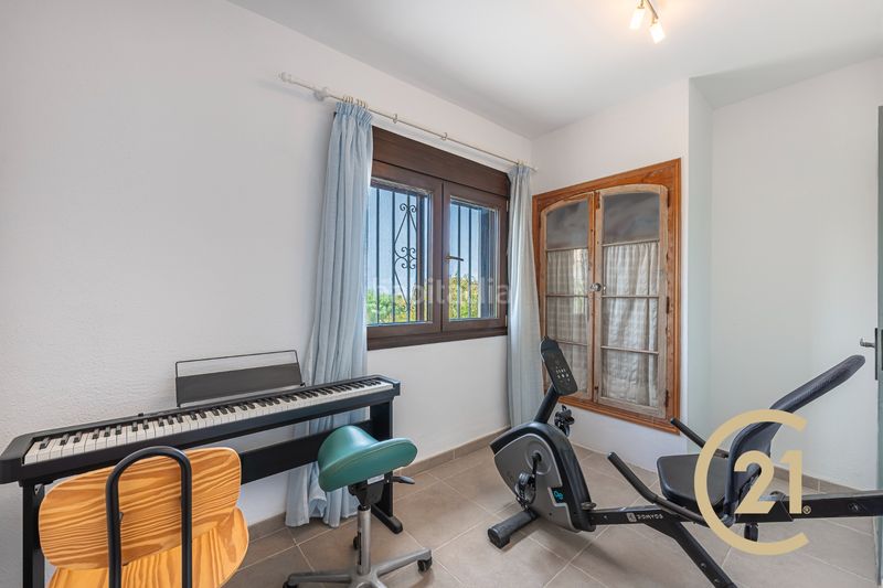 Foto b3919ee8-154a-4032-ab5c-a99c3939baef. Casa amb xemeneia aparcament piscina a Torreguadiaro-San Diego Sotogrande