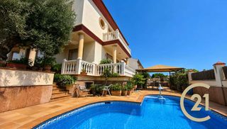 Chalet  Calle la toma 35. Exclusivo chalet con piscina, ascensor y actividad turística en