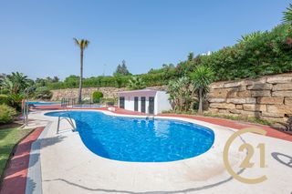Apartament a Camino cortes 1. Elegante apartamento reformado en primera línea de golf en guada