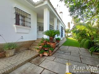 Casa  Pago valdeconejos. Chalet independiente con piscina en montijo