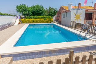 Chalet à Piscinas. Se vende chalet independiente ubicado en un solar rústico de 675