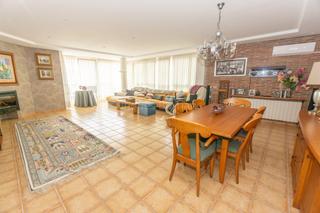 Casa en Llombai. Amplia vivienda unifamiliar totalmente exterior en zona llombai,