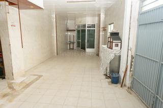 Local Comercial a Piscinas. Local esquinero con acceso por dos calles.dispone de un cuarto d