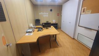 Lloguer Local Comercial a Camino de Onda-Salesianos. Oficinas de 178m distribuidas en tres despachos completamente eq