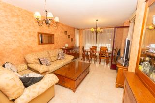Etagenwohnung in Piscinas. ? luminoso piso exterior a pocos metros del mar en el grao de bu