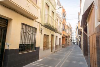 Casa en Centro. Casa adosada de pueblo para reformar con gran potencialse ofrece