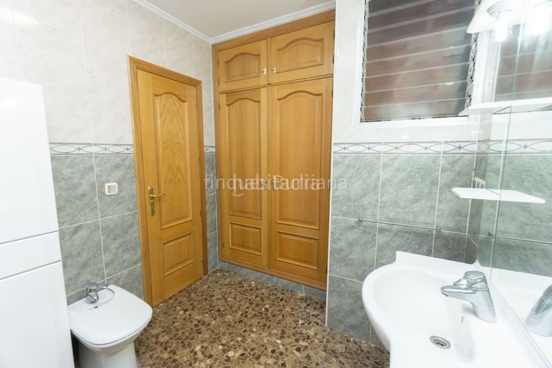 Foto 1f29f2b1-7d73-4562-9a47-a646f6fcd286. Edifici a Llombai