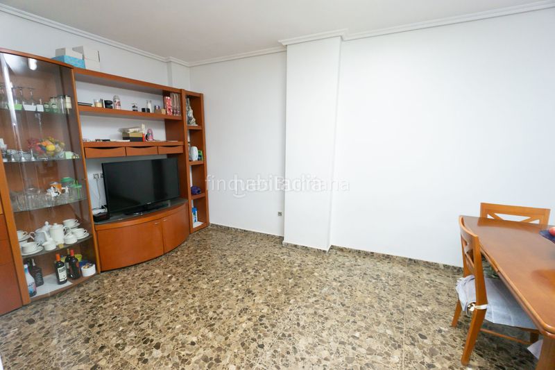 Foto 89e9ec1e-4e17-457f-974a-fd8cfbda1b6d. Edifici a Llombai
