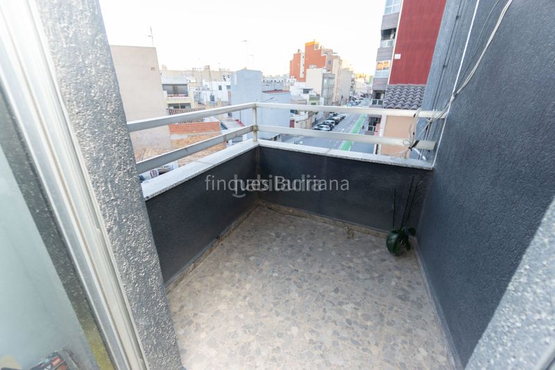 Foto aea01901-6af0-4d6a-bcf3-af2705e3ddb6. Edifici a Llombai