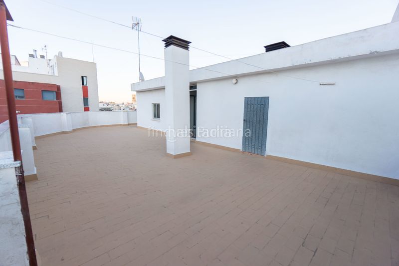 Foto b605ee4b-f613-4195-b3b2-ca77d2a5ce28. Edifici a Llombai