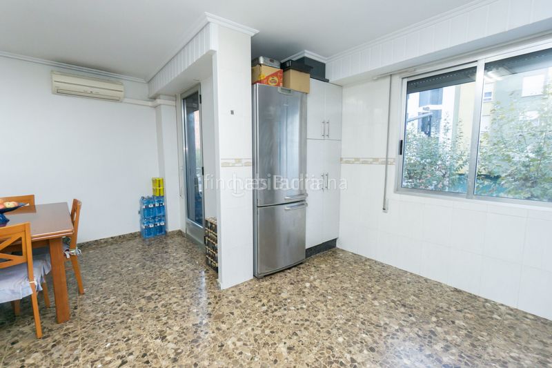 Foto cfcfd7a7-78a2-4166-921c-700b19c2b8b2. Edifici a Llombai