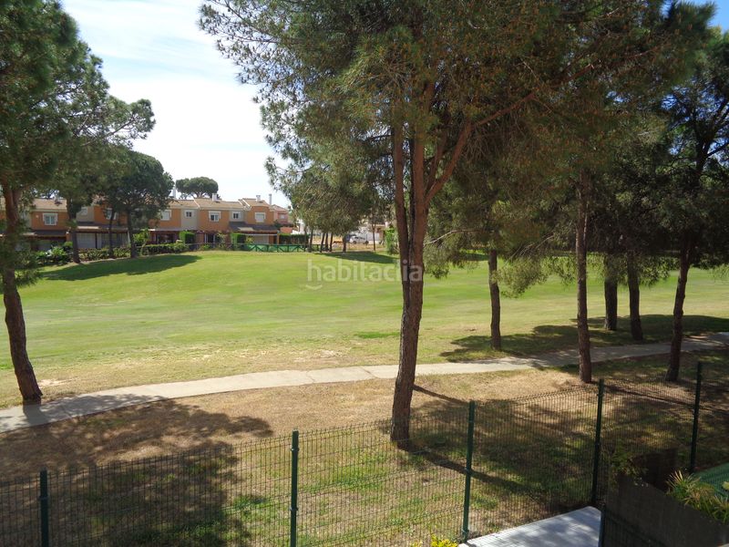 Foto 13aed7f1-47c1-48ff-9d90-0ecd41e83a8c. Casa aparellada amb aparcament piscina a Islantilla golf Islantilla