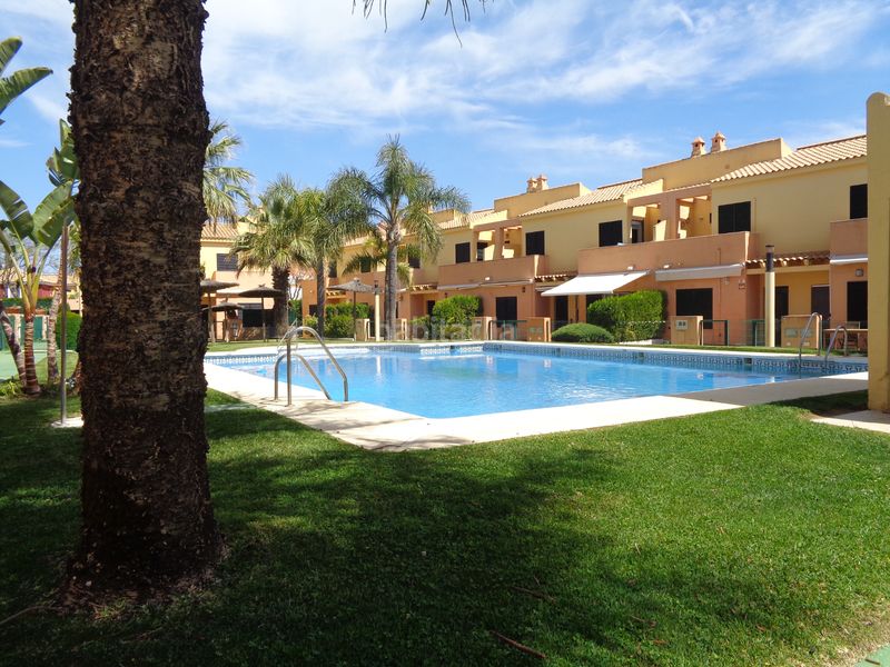 Foto 4ed4a804-85d5-45b1-a5c8-4a84522fe9a6. Casa aparellada amb aparcament piscina a Islantilla golf Islantilla