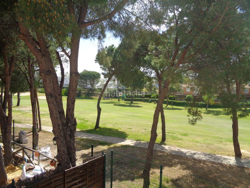 Foto 82e930db-5263-411c-b277-74c274f2cf1d. Casa aparellada amb aparcament piscina a Islantilla golf Islantilla