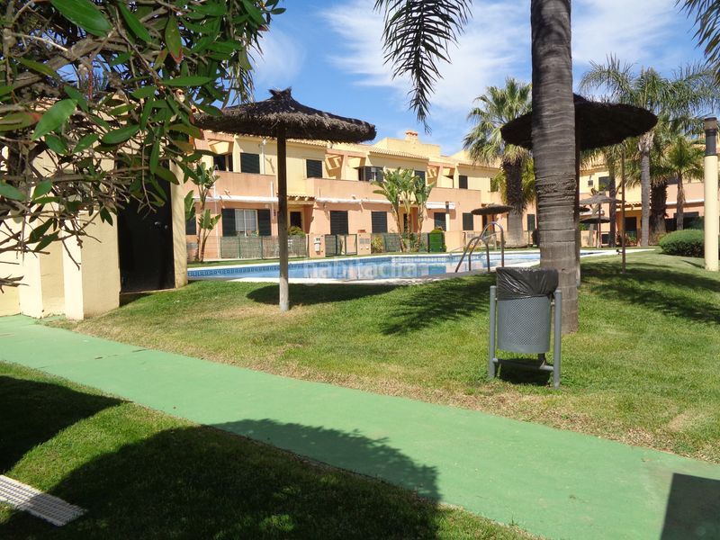 Foto 91838905-5d78-479f-99d4-29e359f9b782. Casa aparellada amb aparcament piscina a Islantilla golf Islantilla