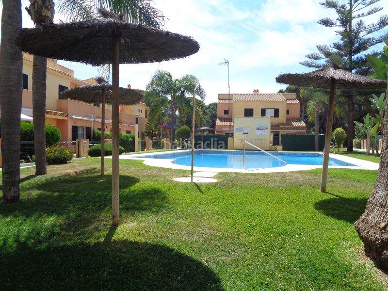 Foto f11552ce-1a17-4cd6-a8db-5f7a2896e274. Casa aparellada amb aparcament piscina a Islantilla golf Islantilla