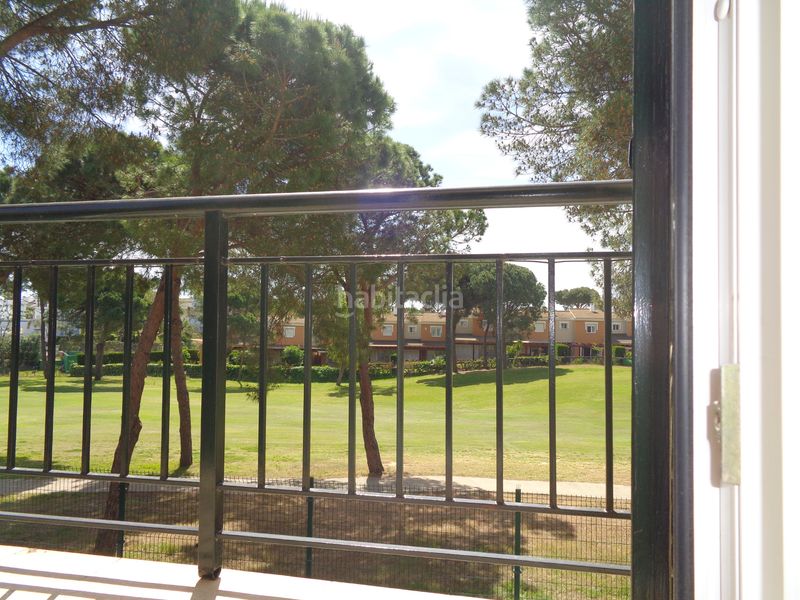 Foto f4e32129-fd8c-4201-b665-26a1ec7e2550. Casa aparellada amb aparcament piscina a Islantilla golf Islantilla