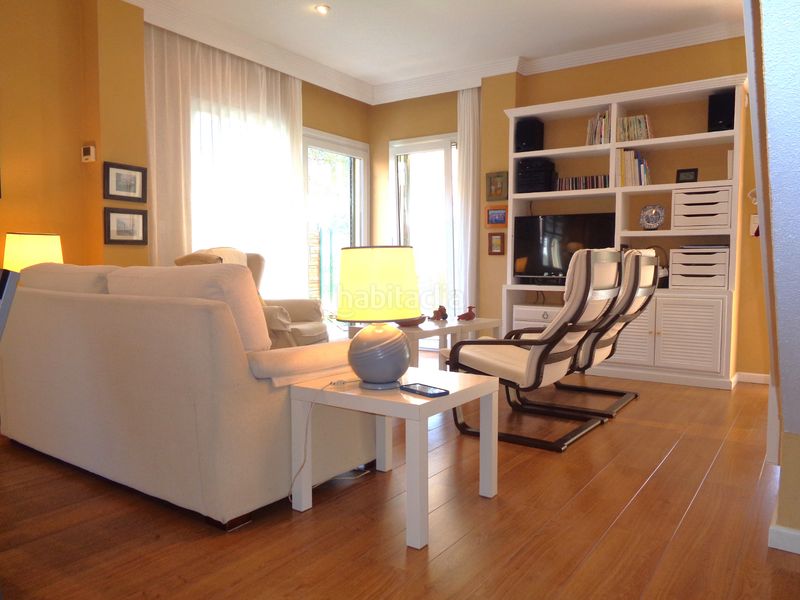 Foto f647fdd8-88a6-4fa9-b62b-a0f04110c9c8. Casa aparellada amb aparcament piscina a Islantilla golf Islantilla