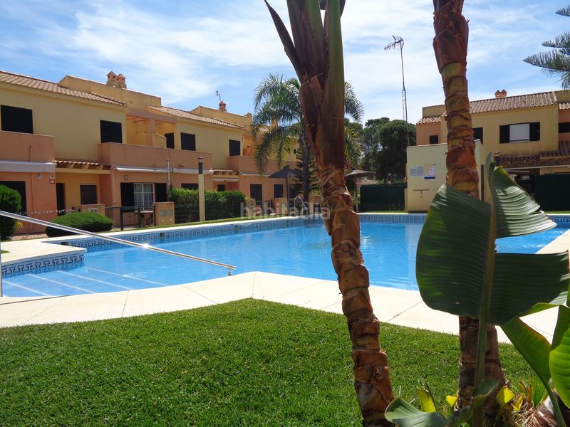 Foto fb115b16-cf9b-4c0e-92b6-29944f3f2e55. Casa aparellada amb aparcament piscina a Islantilla golf Islantilla