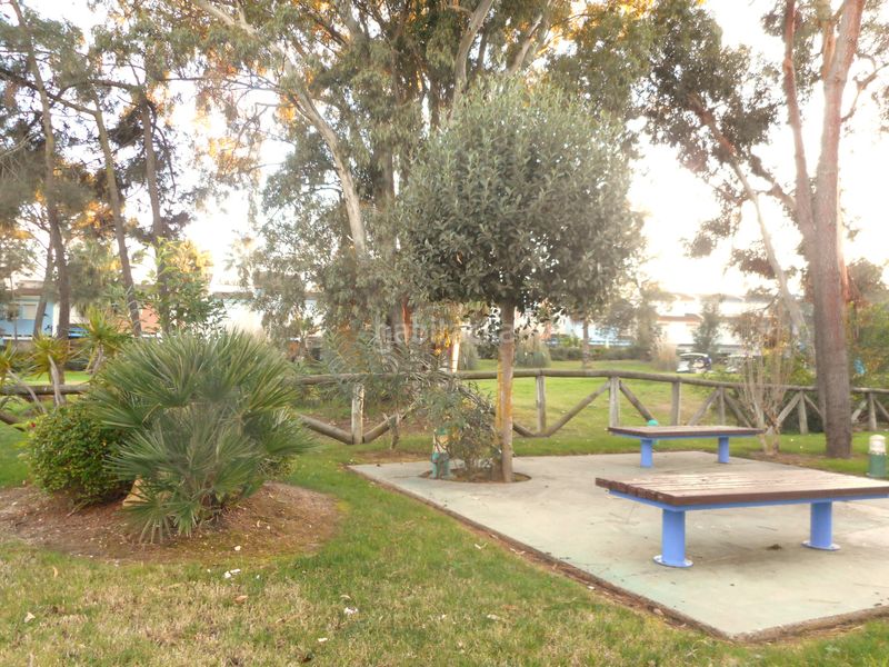 Foto a55d0bef-9b28-45d3-90af-fa72b38535ff. Xalet amb xemeneia aparcament piscina a Islantilla golf Islantilla