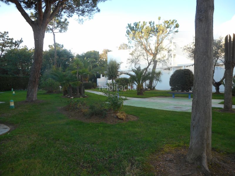 Foto a779eab3-e9b9-47e5-8fe6-736d87352d75. Xalet amb xemeneia aparcament piscina a Islantilla golf Islantilla