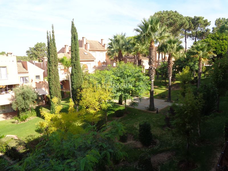 Foto ca4de70c-c311-46b6-9a0e-a617fa6f5f93. Casa adossada amb aparcament piscina a Islantilla golf Islantilla