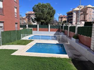 Pis a San Gonzalo. Piso de tres dormitorios  con piscina.