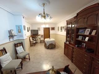 Casa adossada en Centro ciudad. Casa en casco antiguo de cinco dormitorios y cochera.