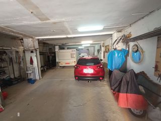 Autoparkplatz in Linarejos. Cochera con puerta automática de 110 metros cuadrados.