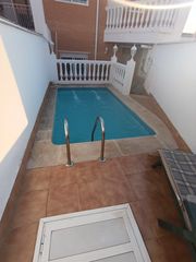 Casa adosada en La Paz - Las Américas. Casa con piscina privada en barriada las americas
