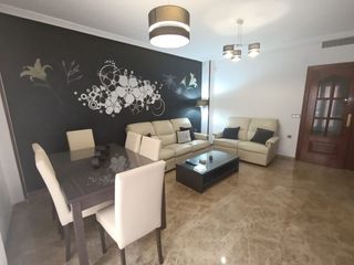 Miete Etagenwohnung in Centro ciudad. Piso de tres dormitorios con patio en el centro de linares.