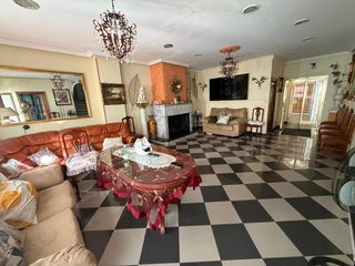 Maison jumelée à Centro ciudad. Casa en pleno centro de linares con cochera