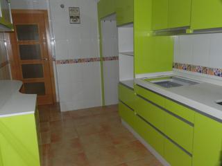 Casa a La Paz - Las Américas. Casa de dos plantas, cuatro dormitorios, y cochera para tres coc