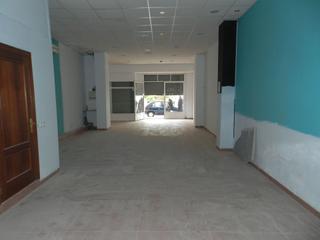 Lloguer Local Comercial a Centro ciudad. Estupendo local comercial en calle jaén, terminado con escaparat