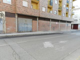 Local Comercial a La Zarzuela - San José - Belén. Local comercial con cinco salidas de humos,  haciendo esquina