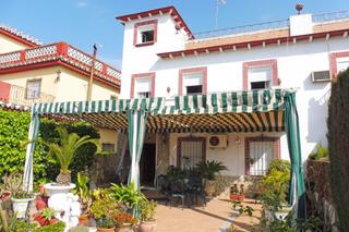 Casa aparellada a Sanlúcar la Mayor. Magnífico chalet con ubicación inmejorable