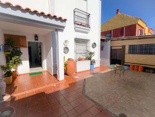 Casa aparellada a Sanlúcar la Mayor. Magnífica pareada en urb. la calera