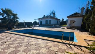 Xalet a Sanlúcar la Mayor. Magnífico chalet en finca rústica