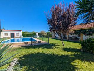 Rent Chalet in Sanlúcar la Mayor. Magnífico chalet muy cerca del pueblo