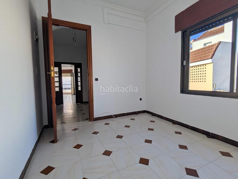 Foto 2cd4aa65-9de3-4e98-a0c4-be80b1eb6ee6. Piso magnífico piso exterior, de esquina junto al centro en Sanlúcar la Mayor