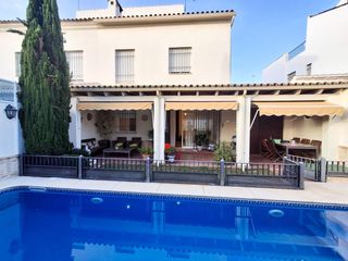 Casa aparellada a Sanlúcar la Mayor. Casa pareada con piscina privada y gran porche en urb. san migue