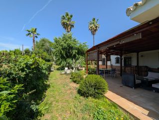 Chalet in Sanlúcar la Mayor. Chalet independiente con gran parcela, porches y entorno natural