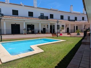 Casa a Sanlúcar la Mayor. Casa familiar con encanto, céntrica y con zonas comunes con pisc