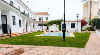 Casa a Sanlúcar la Mayor. Casa familiar con encanto, céntrica y con zonas comunes con pisc