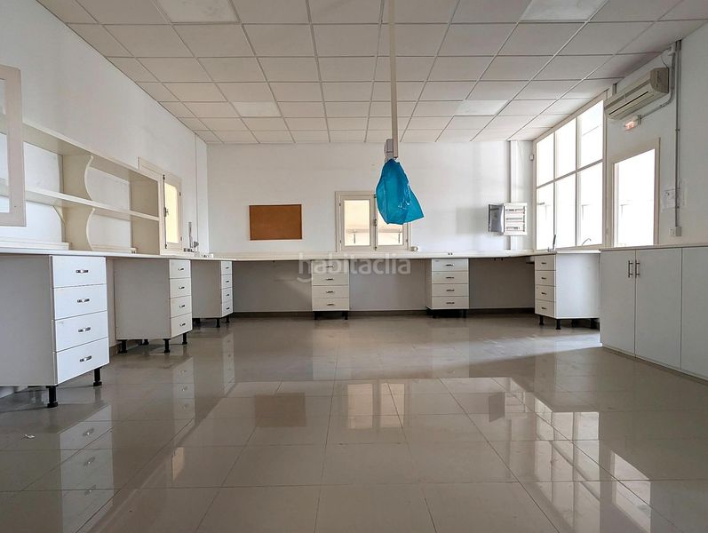 Foto 52577bfa-69ef-4edb-905a-7e3926649115. Rent industrial building in Benacazón