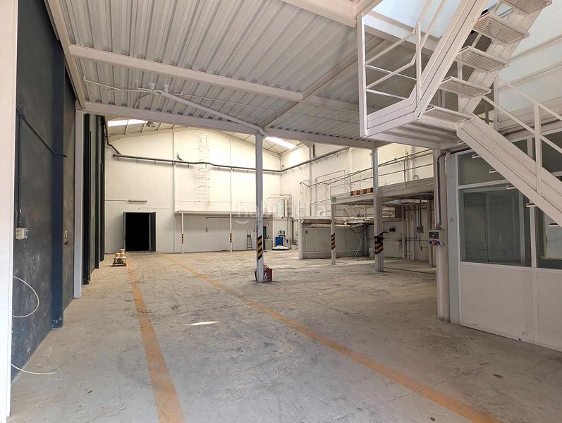 Foto fd05fd30-9ba5-4c76-b3bb-638542ac7c0c. Rent industrial building in Benacazón