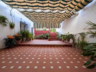 Casa a Sanlúcar la Mayor. Casa de una planta para reformar, con 259 m2 de parcela, gran pa